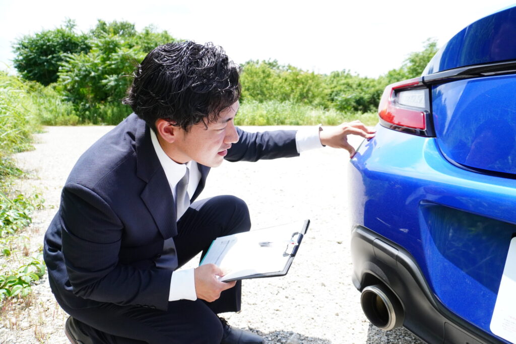 車を丁寧に査定する様子