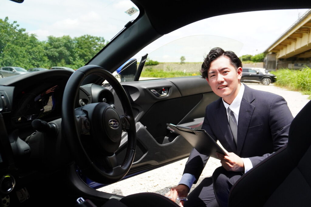 車両を確認する査定スタッフ